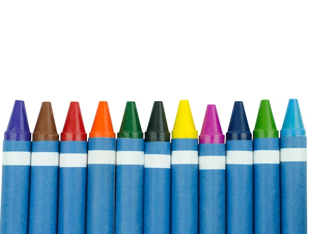 Vue rapprochée de crayons multicolores sur fond blanc