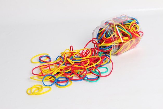 Vue rapprochée de crayons multicolores sur fond blanc