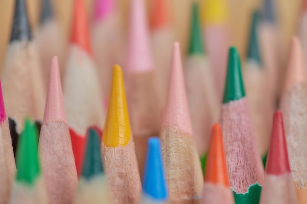 Vue rapprochée des crayons multicolores