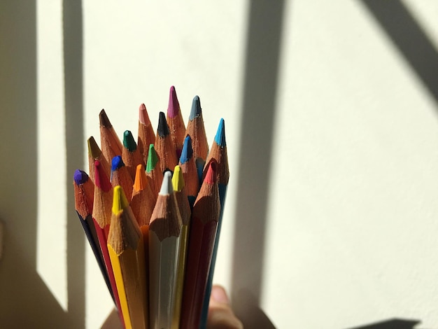 Vue rapprochée des crayons multicolores