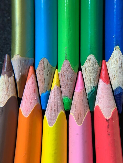 Photo vue rapprochée des crayons multicolores