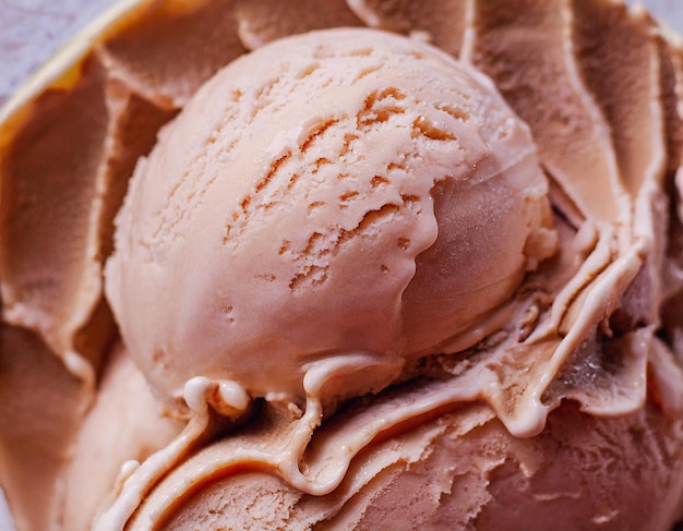 Vue rapprochée de la crème glacée aux fraises sur un fond blanc Macro