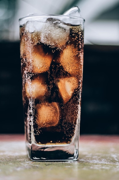 Vue rapprochée de la crème glacée dans le verre sur la table