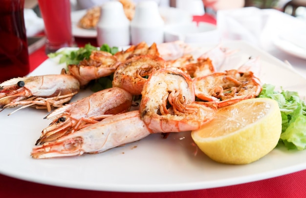 Vue rapprochée des crevettes avec une tranche de citron dans l'assiette