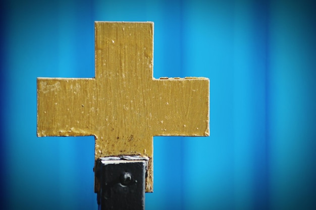 Vue rapprochée d'une croix en bois contre le mur