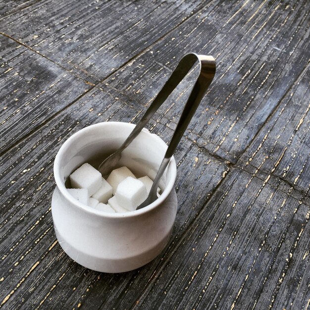 Vue rapprochée des cubes de sucre sur la table