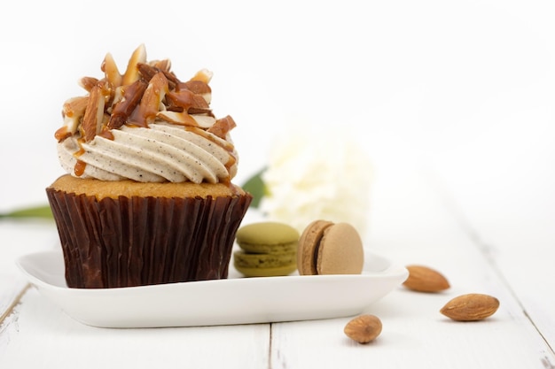 Photo vue rapprochée d'un cupcake avec des macaroons sur la table