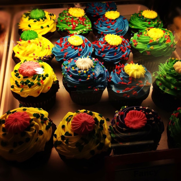 Photo vue rapprochée des cupcakes colorés dans le magasin