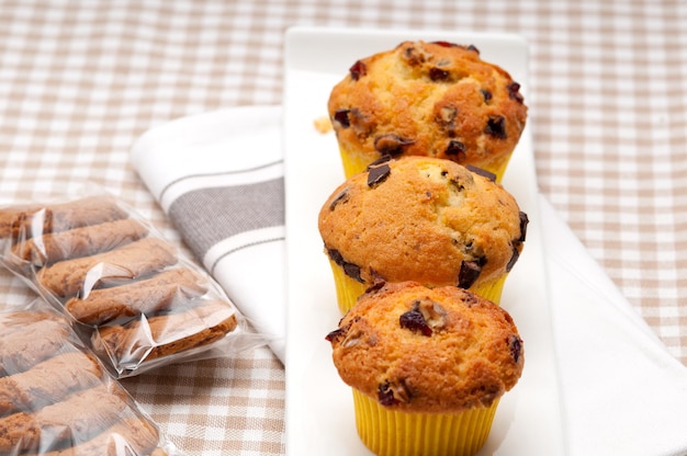 Vue rapprochée des cupcakes servis dans l'assiette