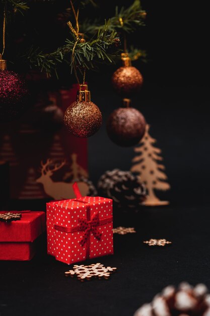 Vue rapprochée de la décoration de Noël et du cadeau sur la table