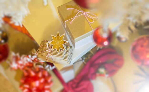 Photo vue rapprochée de la décoration de noël sur la table à la maison