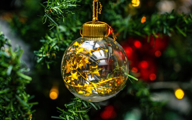 Vue rapprochée de la décoration des ornements de Noël sur l'arbre de Noël au Népal