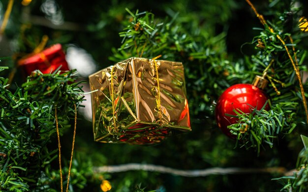 Vue rapprochée de la décoration des ornements de Noël sur l'arbre de Noël au Népal