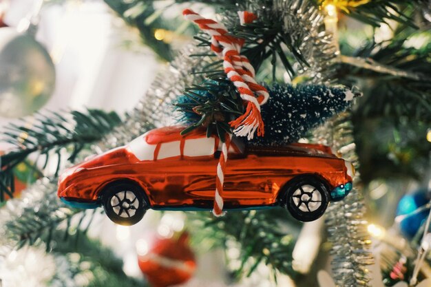 Photo vue rapprochée des décorations accrochées à l'arbre de noël