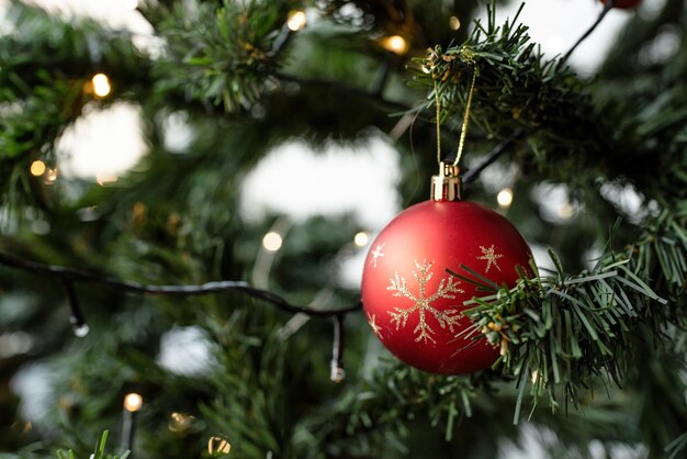 Vue rapprochée des décorations de l'arbre de Noël