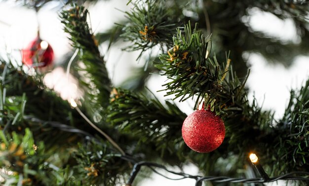 Vue rapprochée des décorations de l'arbre de Noël