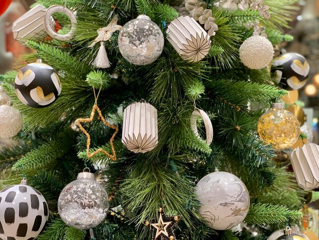 Photo vue rapprochée des décorations de noël accrochées à l'arbre