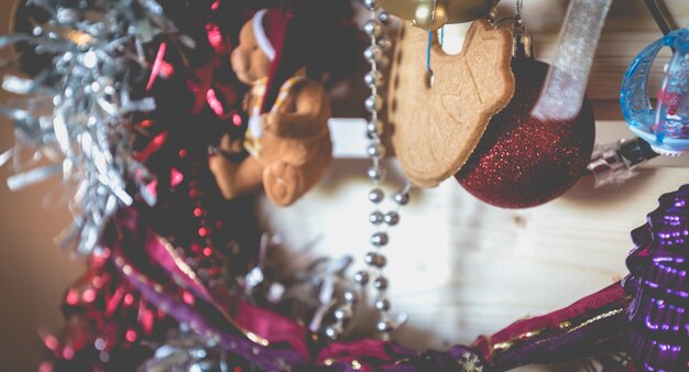 Photo vue rapprochée des décorations de noël accrochées à un stand de marché