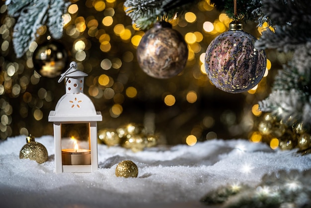 Vue rapprochée des décorations de Noël sur la neige