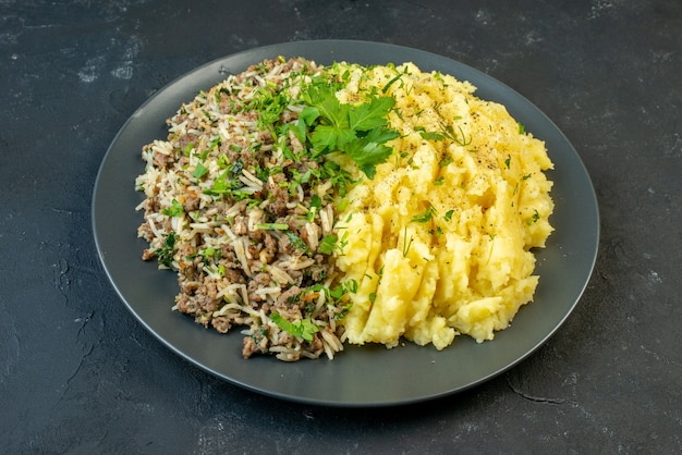 Vue rapprochée d'un délicieux dîner avec de la viande sur une assiette sur fond noir avec espace libre