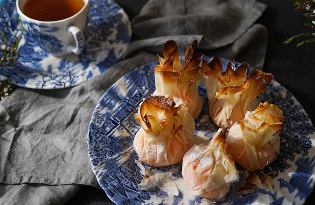 Vue rapprochée des délicieux tulhinhas, des bonbons traditionnels portugais avec de la crème aux œufs d'Aveiro sur l'azulejo.