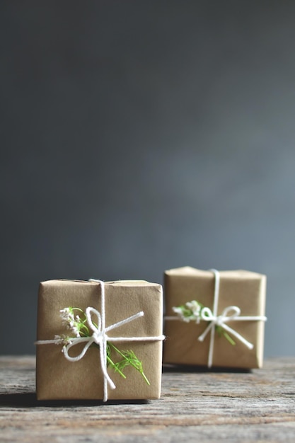 Vue rapprochée de deux boîtes à cadeaux emballées