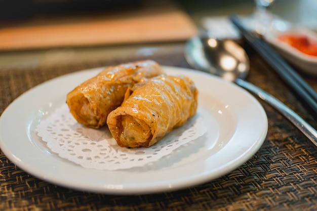 Vue rapprochée de dim sums servis dans une assiette sur la table