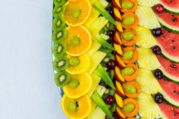 Photo vue rapprochée de divers fruits dans une assiette