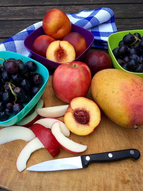 Photo vue rapprochée de divers fruits sur la table