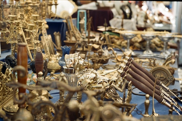 Vue rapprochée de divers objets à vendre dans le magasin