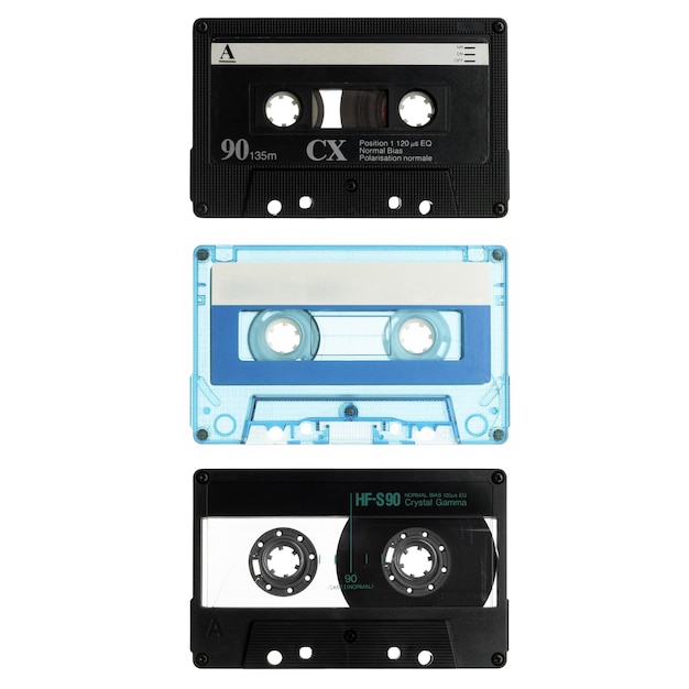 Vue rapprochée de diverses cassettes audio sur fond blanc
