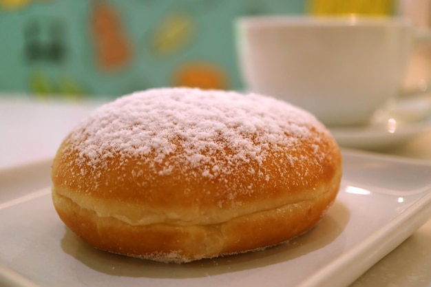 Vue rapprochée d'un donut sur la table