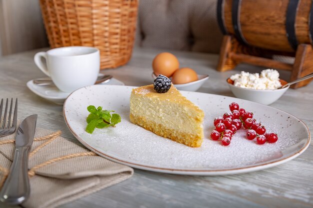 Vue rapprochée du beau dessert sucré élégant servi dans l'assiette. Belle décoration, plat de restaurant, prêt à manger. Heure du thé, ambiance chaleureuse.