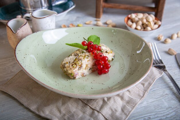 Vue rapprochée du beau dessert sucré élégant servi sur la plaque