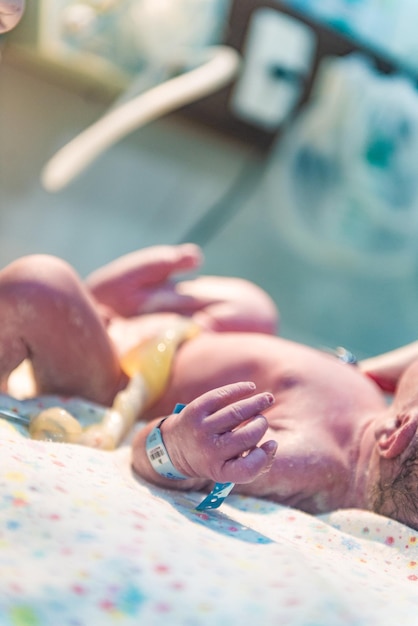 Photo vue rapprochée du bébé couché dans l'incubateur