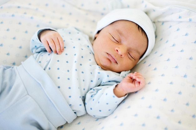 Vue rapprochée du bébé qui dort sur le lit