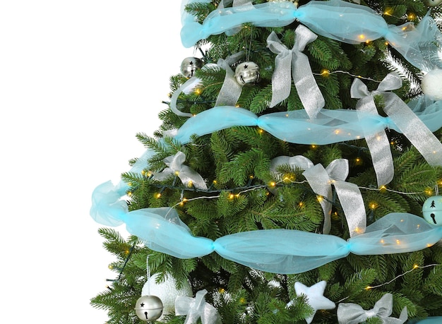 Vue rapprochée du bel arbre de Noël décoré sur fond blanc