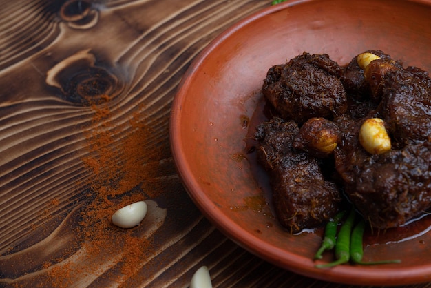 Vue rapprochée du bœuf chui jhal dans une assiette, un plat traditionnel de l'Asie du Sud