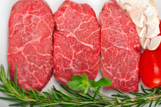 Vue rapprochée du bœuf en rangée avec des herbes sur la table