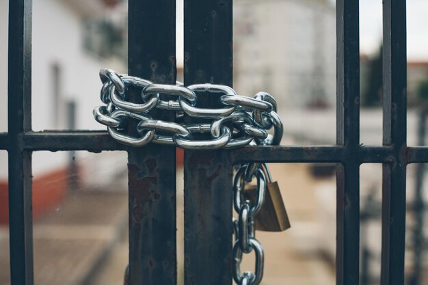 Vue rapprochée du cadenas et de la chaîne sur la porte métallique