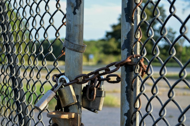 Vue rapprochée du cadenas sur la clôture à chaînes