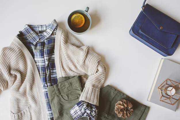 Vue rapprochée du café et des accessoires personnels sur la table