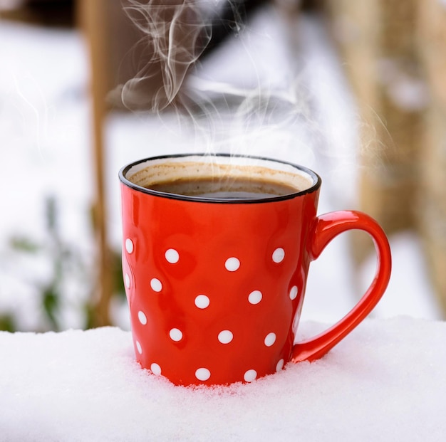 Photo vue rapprochée du café cuit à la vapeur sur la neige