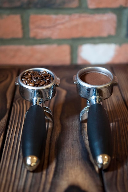 Vue rapprochée du café moulu et des grains de café torréfiés dans des filtres sur la table