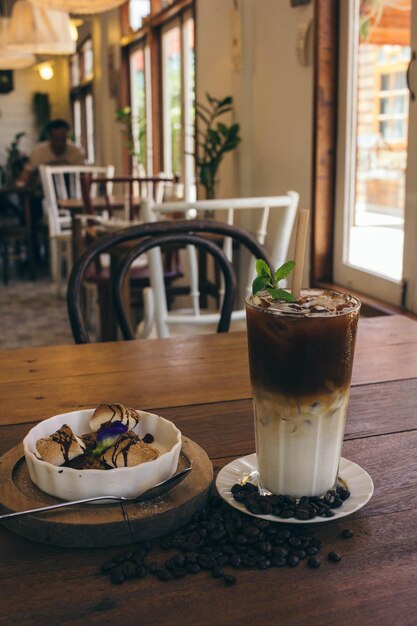 Photo vue rapprochée du café servi sur la table au café