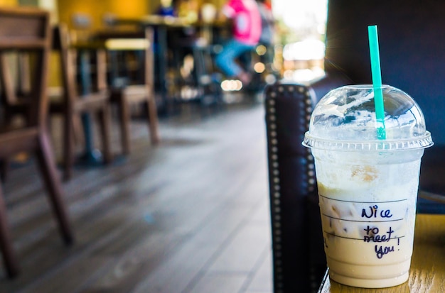 Vue rapprochée du café servi sur la table au café