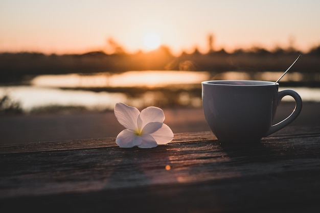 Photo vue rapprochée du café sur la table contre le ciel au coucher du soleil