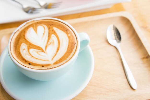 Vue rapprochée du cappuccino sur la table