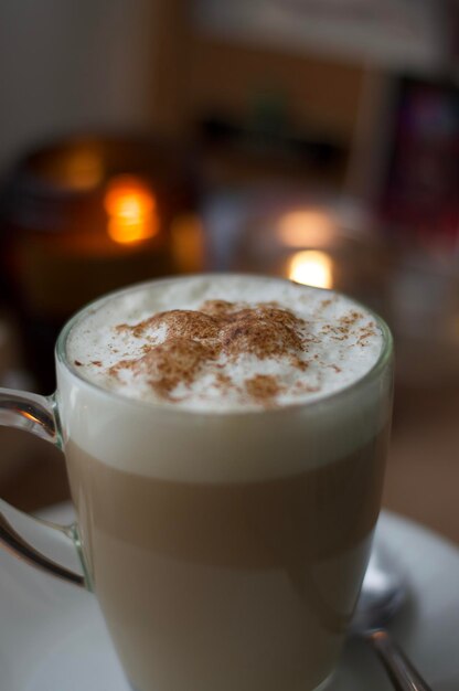 Photo vue rapprochée du cappuccino sur la table