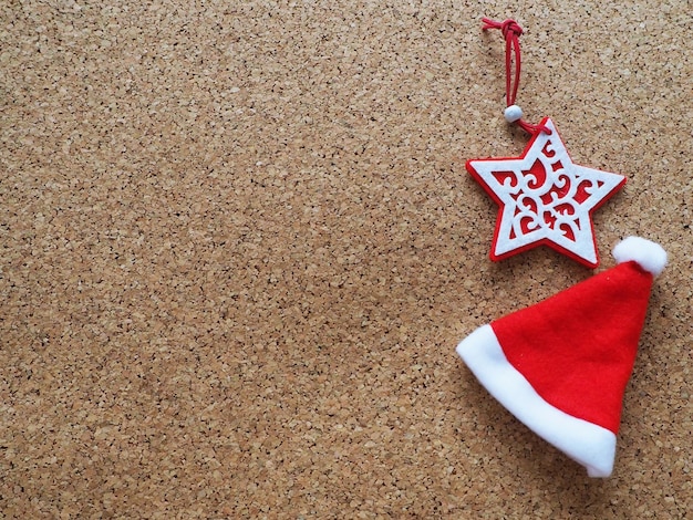 Photo vue rapprochée du chapeau du père noël et de la décoration de noël sur le mur